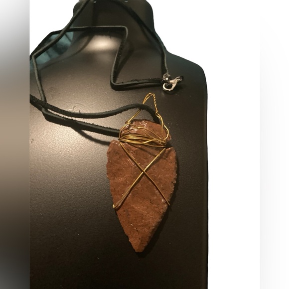 Hand carved stone arrow head on black suede cord - Picture 4 of 5